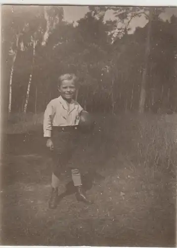 (F24957) Orig. Foto kleiner Junge mit Ball im Freien 1927