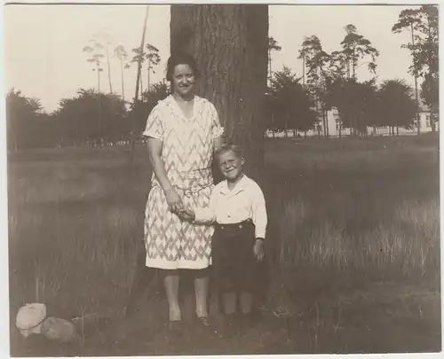 (F24951) Orig. Foto Berlin Grunewald, Frau und Junge an einem Baum 1927