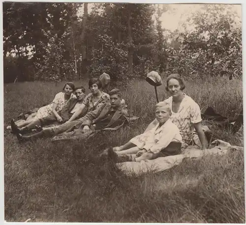 (F24948) Orig. Foto Berlin Grunewald, Personen auf der Wiese, Rast 1927