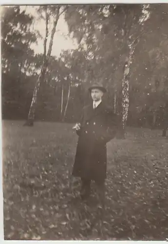 (F24933) Orig. Foto junger Mann m. Mantel u. Hut im Freien 1926