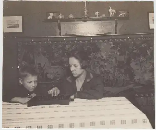 (F24931) Orig. Foto Frau und Junge spielen Dame / Mühle zu Hause 1926