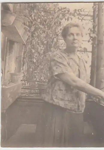 (F24927) Orig. Foto Frau auf dem Balkon 1926