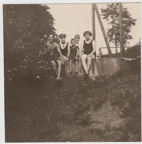 (F24926) Orig. Foto Personen in Badekleidung sitzen auf kleiner Mauer 1926