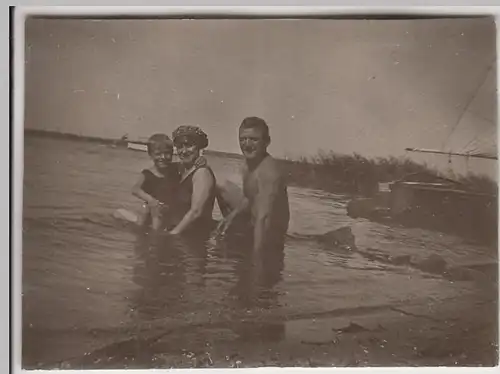 (F24922) Orig. Foto Familie badet im Müggelsee Berlin 1926