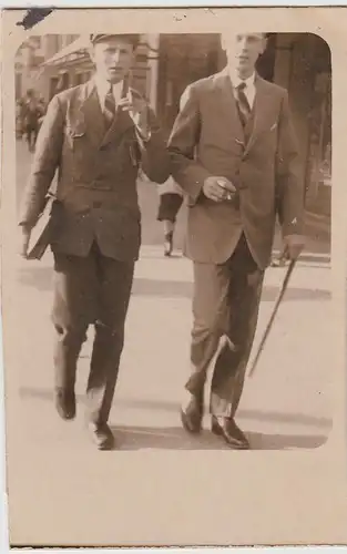 (F24920) Orig. Foto junge Männer auf der Straße in Leer 1929