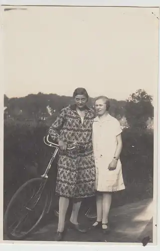 (F24918) Orig. Foto Damen unterwegs mit dem Fahrrad 1929