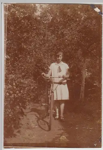 (F24917) Orig. Foto junge Frau mit Fahrrad 1929