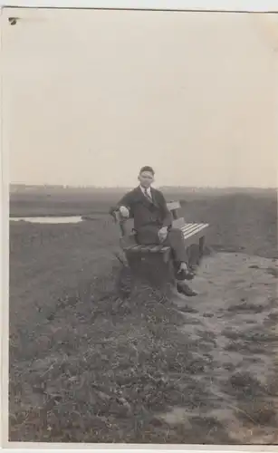 (F24915) Orig. Foto junger Mann auf Bank in oder bei Leer 1929
