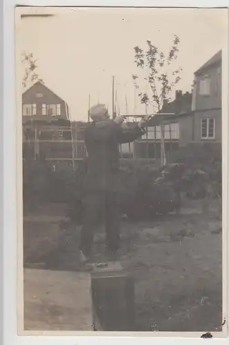 (F24914) Orig. Foto Mann mit Luftgewehr im Garten 1929