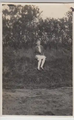 (F24912) Orig. Foto junge Frau sitzt am Hang 1929