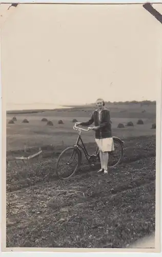 (F24911) Orig. Foto junge Frau mit Fahrrad auf dem Feld 1929