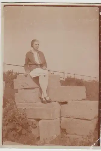 (F24905) Orig. Foto junge Frau sitzt auf Steinquadern 1929