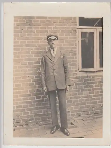 (F24902) Orig. Foto junger Mann am Haus in Leer, Schüler Student 1929
