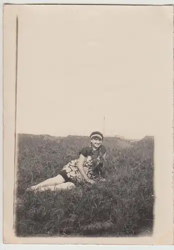 (F24900) Orig. Foto junge Frau auf Wiese vor Fabrik in Leer 1929