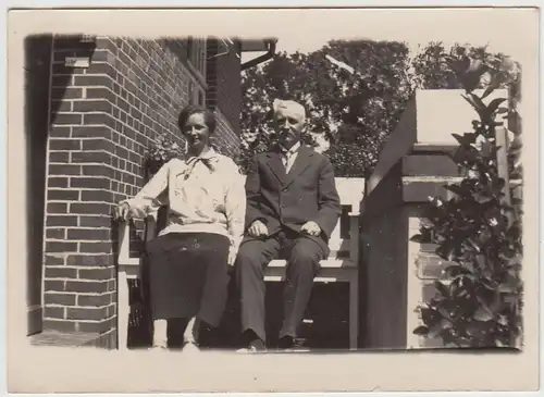(F24899) Orig. Foto älteres Paar auf Bank am Haus in Leer 1929