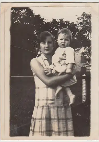 (F24891) Orig. Foto junge Frau m. Kind auf Arm 1929