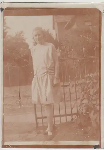 (F24890) Orig. Foto Mädchen, junge Frau am Gartenzaun in Leer 1929