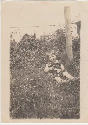 (F24886) Orig. Foto kleines Mädchen sitzt im Garten 1929