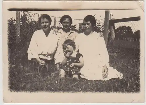 (F24885) Orig. Foto Frauen und Mädchen sitzt im Garten 1929