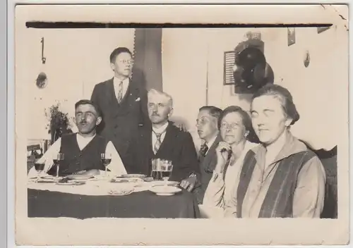 (F24881) Orig. Foto Personen sitzen zu Hause am Tisch 1929
