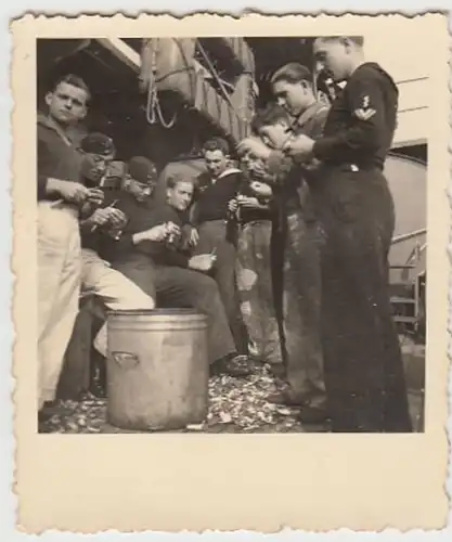 (F2488) Orig. Foto 2.WK, Marine-Soldaten schälen Kartoffeln a.e. Schiff, 1940er