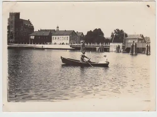 (F24877) Orig. Foto Leer, kleines Boot auf der Leda beim Rathaus 1929