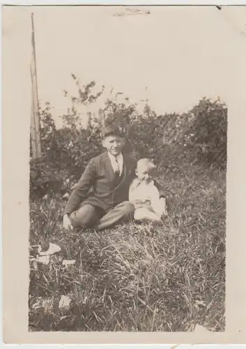 (F24875) Orig. Foto junger Mann und kleiner Junge im Freien 1929
