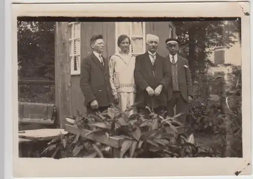(F24874) Orig. Foto Leer, Personen am Gartenhäuschen a. Plytenberg 1929