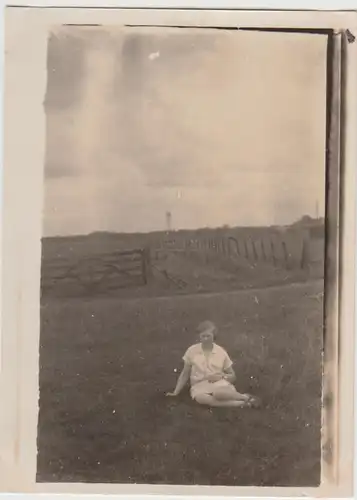 (F24870) Orig. Foto junge Frau sitzt auf Wiese in o. bei Leer 1929