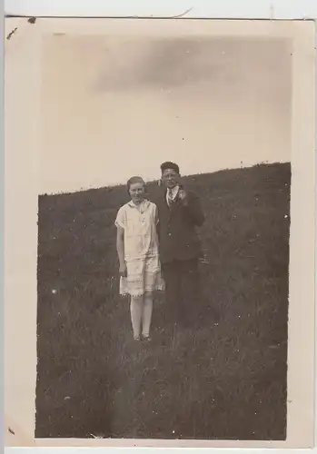 (F24868) Orig. Foto junge Personen im Freien, am Hang 1929