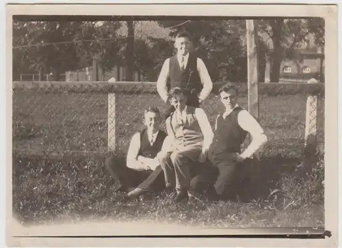 (F24861) Orig. Foto junge Männer i. Garten 1929