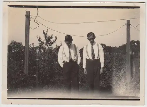 (F24860) Orig. Foto junge Männer m. Hostenträger u. Krawatte i. Garten 1929