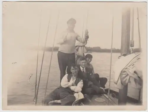 (F24859) Orig. Foto Personen auf Segelboot in oder bei Leer 1929