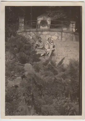(F24858) Orig. Foto junge Damen an einem Brunnen o. Quelle, in o. bei Leer 1929