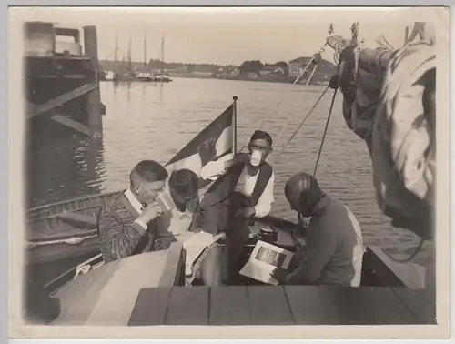 (F24856) Orig. Foto Personen auf Segelboot in oder bei Leer 1929