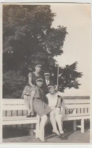 (F24847) Orig. Foto Personen auf Bank in o. bei Leer 1929