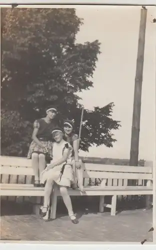 (F24846) Orig. Foto junge Damen auf Bank in o. bei Leer 1929