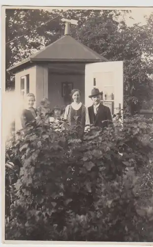 (F24841) Orig. Foto Leer, Personen am Gartenhäuschen a. Plytenberg 1929