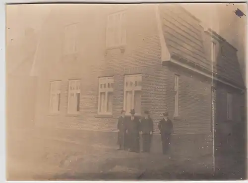 (F24828) Orig. Foto Personen an einem Backsteinhaus in o. bei Leer 1920er
