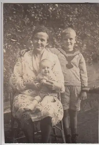 (F24827) Orig. Foto Frau mit Kindern am Haus 1920er