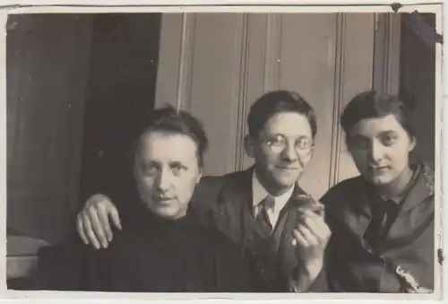 (F24825) Orig. Foto Personen in der Wohnung 1920er