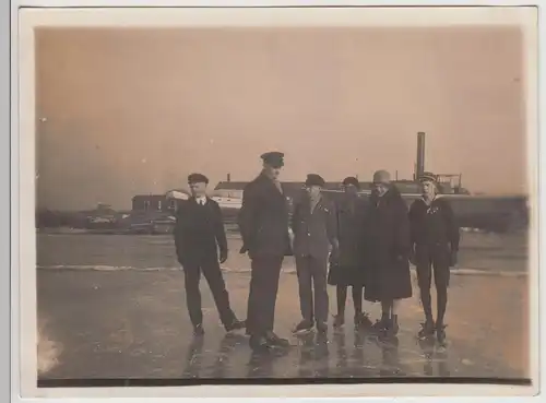 (F24824) Orig. Foto Leer, Personen m. Schlittschuhen am Hafen 1929