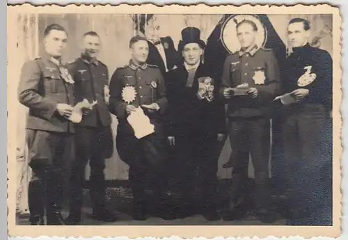 (F2482) Orig. Foto 2.WK, Soldaten m. Herr i. Zylinder, Feier, Auszeichnung