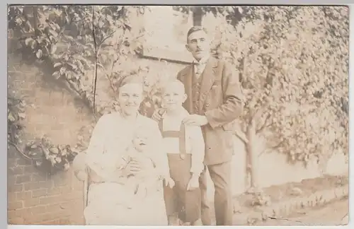 (F24817) Orig. Foto Personen Familie am bewachsenen Haus 1928