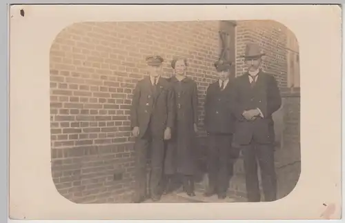 (F24815) Orig. Foto Personen stehen am Haus 1928