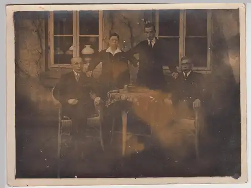 (F24812) Orig. Foto junge Männer sitzen am Tisch am Haus in Leer 1920er