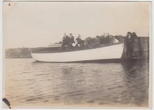 (F24809) Orig. Foto Personen im Boot am Ufer in Leer 1928
