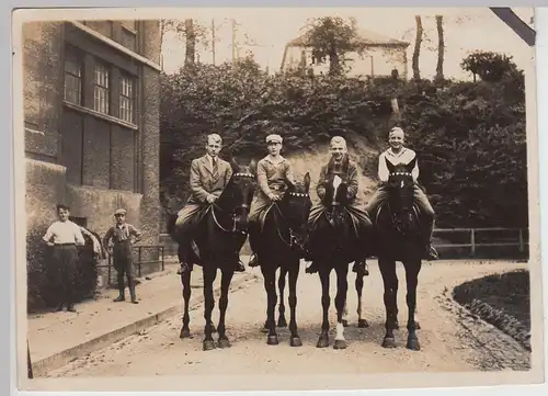 (F24807) Orig. Foto junge Männer mit Pferden auf der Straße 1928