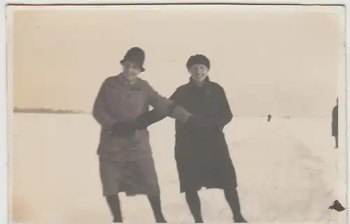 (F24806) Orig. Foto Loga (Leer), Personen beim Schlittschuhlaufen 1929