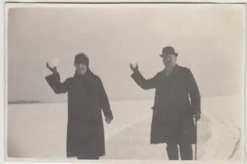 (F24804) Orig. Foto Loga (Leer), Personen mit Schneebällen, Winter 1929